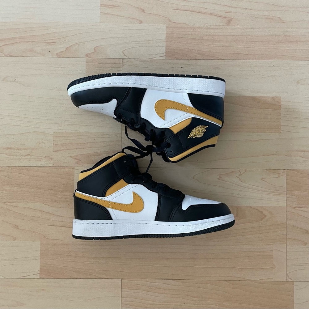 Nike Air Jordan Mid Boys Size 5.5, Women 7